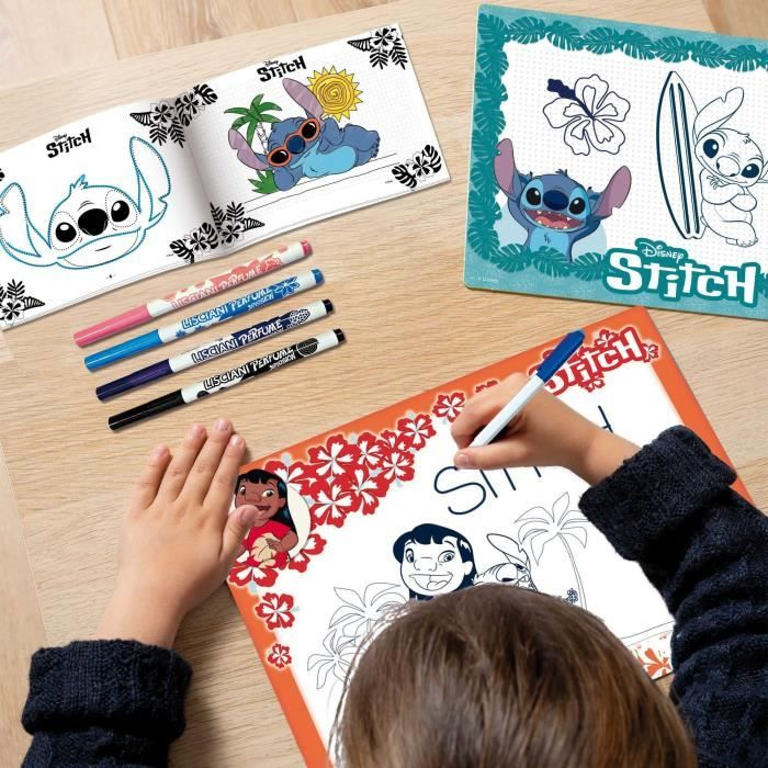 Bambino disegna libro da colorare Stitch con pennarelli. Immagini di Stitch su libro e carta.