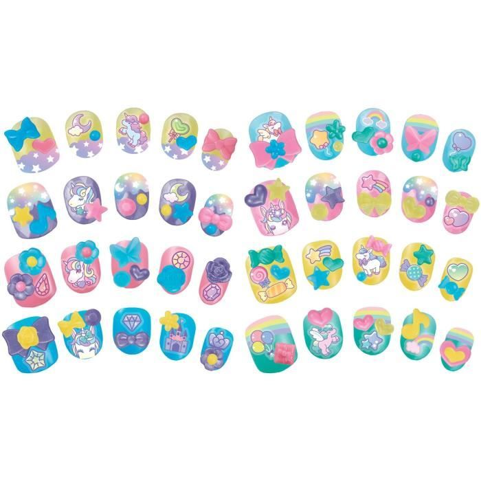 Muchas uñas postizas coloridas con unicornios, lazos, estrellas y caramelos.