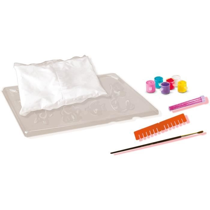 Kit creativo con stampo, colori, glitter e pennello su sfondo bianco.