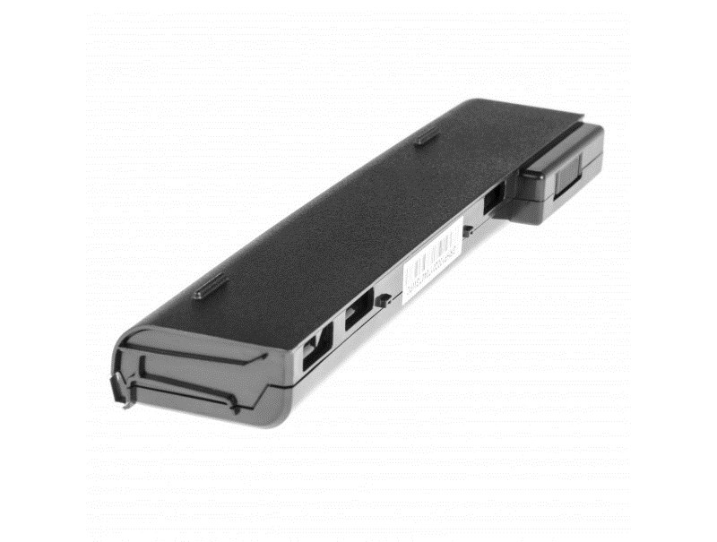 Batteria nera per laptop con connettori ed etichetta su sfondo bianco.