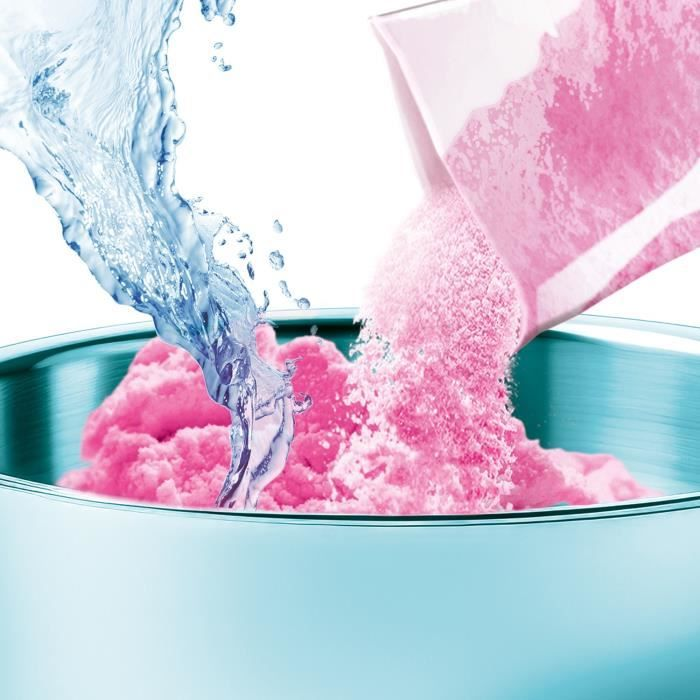 Wasser fließt in eine Schüssel mit rosa Pulver.