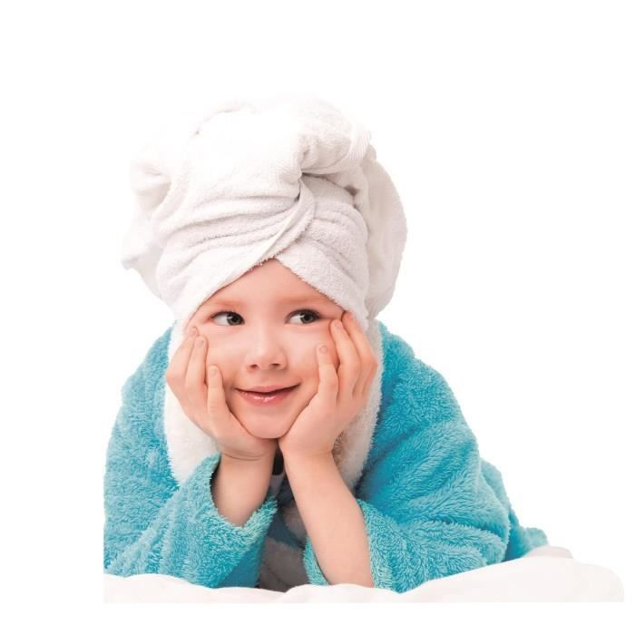 Un bambino con un asciugamano in testa e un accappatoio blu.