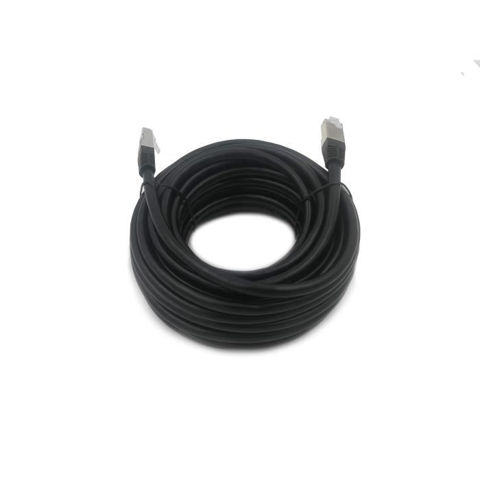 Schwarzes Ethernet-Kabel mit zwei RJ45-Steckern, aufgerollt.