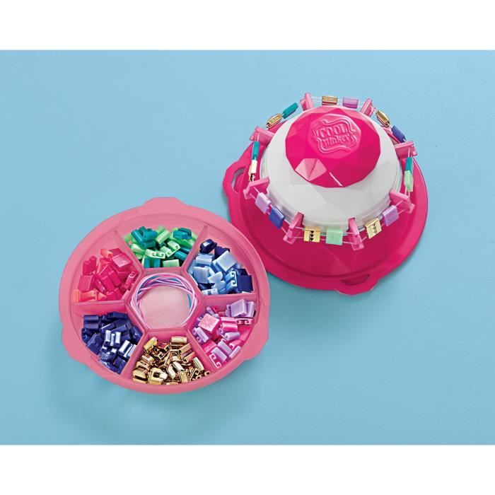 Un organizador rosa con cuentas y una máquina de joyas con cuentas coloridas.