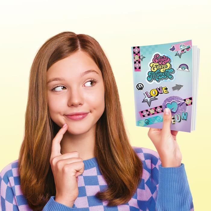 Niña sostiene un cuaderno con pegatinas como 