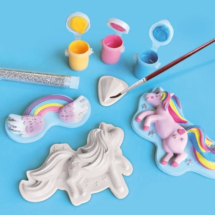 Kit per hobby con figure di unicorno, colori, glitter e pennello su sfondo blu.
