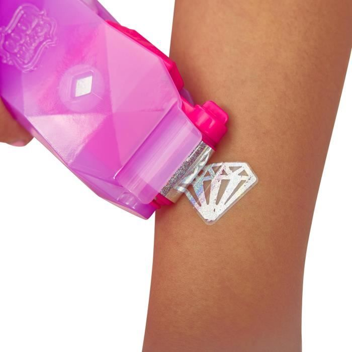 Un sellador de tatuajes rosa aplica un tatuaje de diamante brillante en la piel.