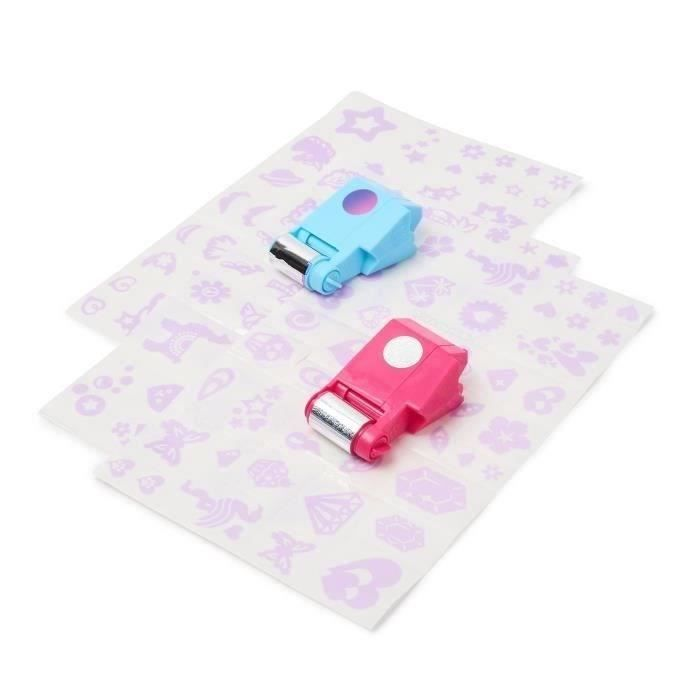 Dos aplicadores de pegatinas, uno azul y otro rosa, sobre hojas de pegatinas con patrones morados.
