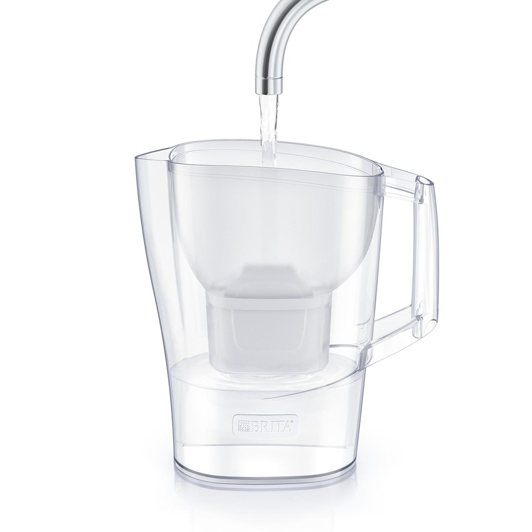 Una caraffa filtrante Brita riempita con acqua da un rubinetto.