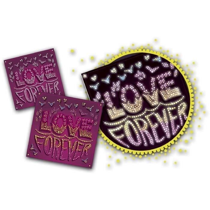 Tres tarjetas con forma de corazón con las palabras 'LOVE FOREVER' en pedrería.