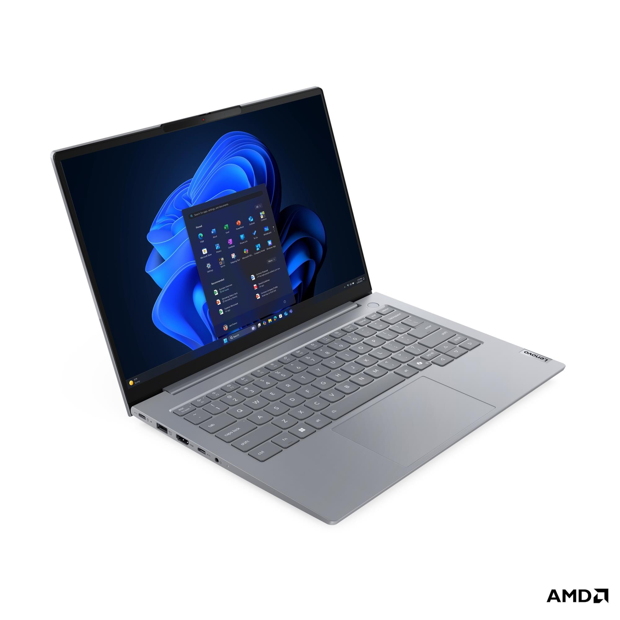 Un laptop grigio con lo schermo aperto che mostra app Windows. Logo AMD nell'angolo in basso a destra.