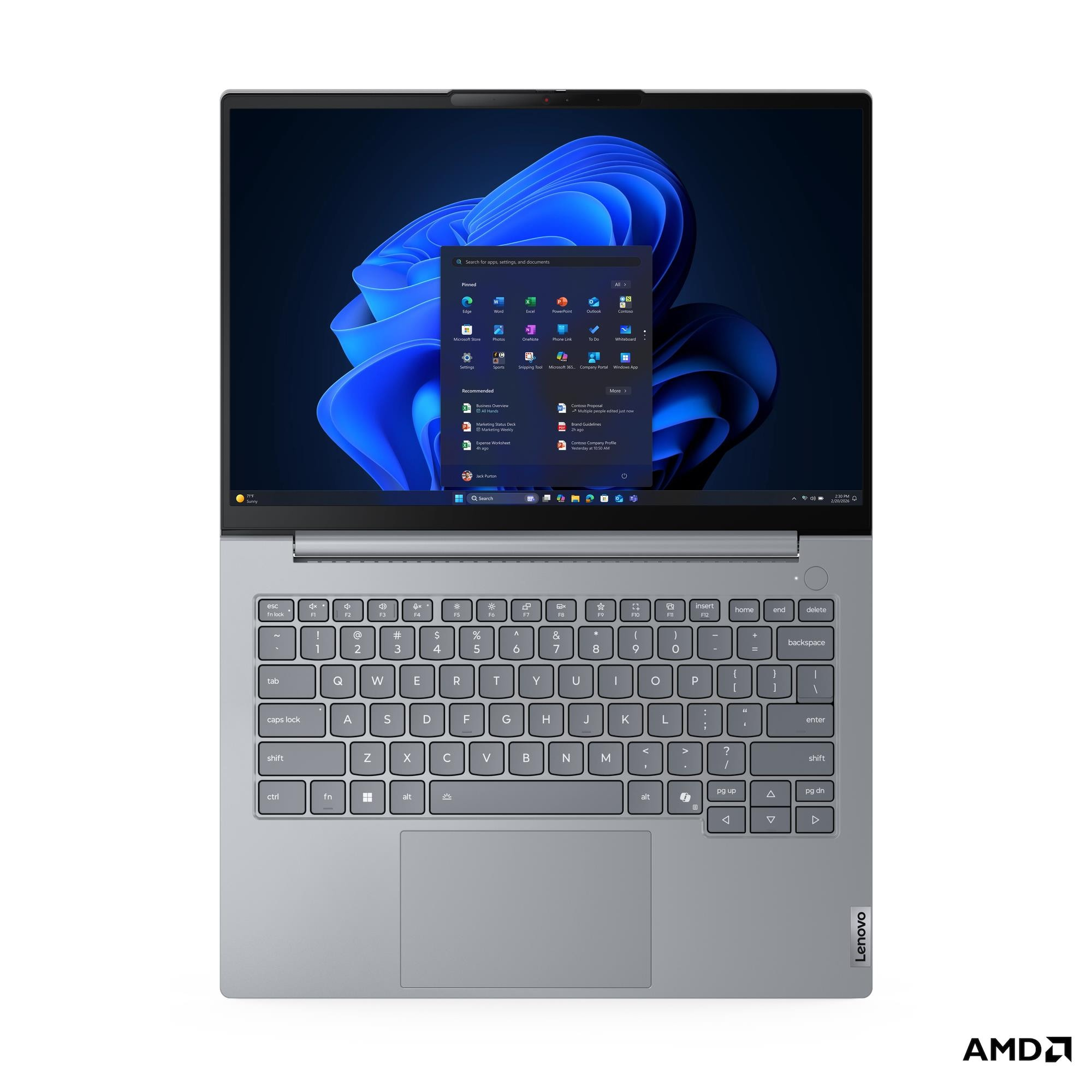 Un laptop argentato con Windows 11 e menu Start aperto.