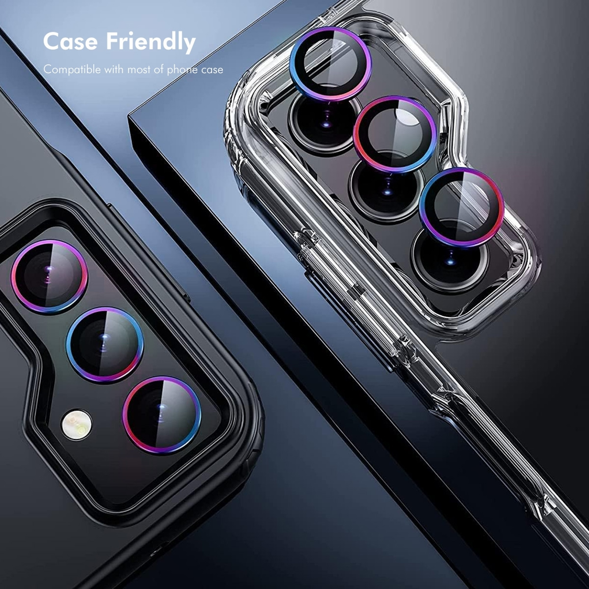 Tre obiettivi per fotocamera del telefono con anelli colorati, su un telefono con custodia.