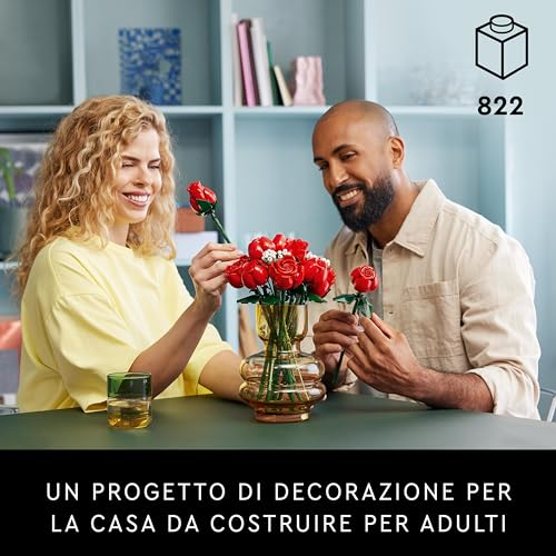 Una coppia costruisce un bouquet di rose Lego in un vaso su un tavolo.