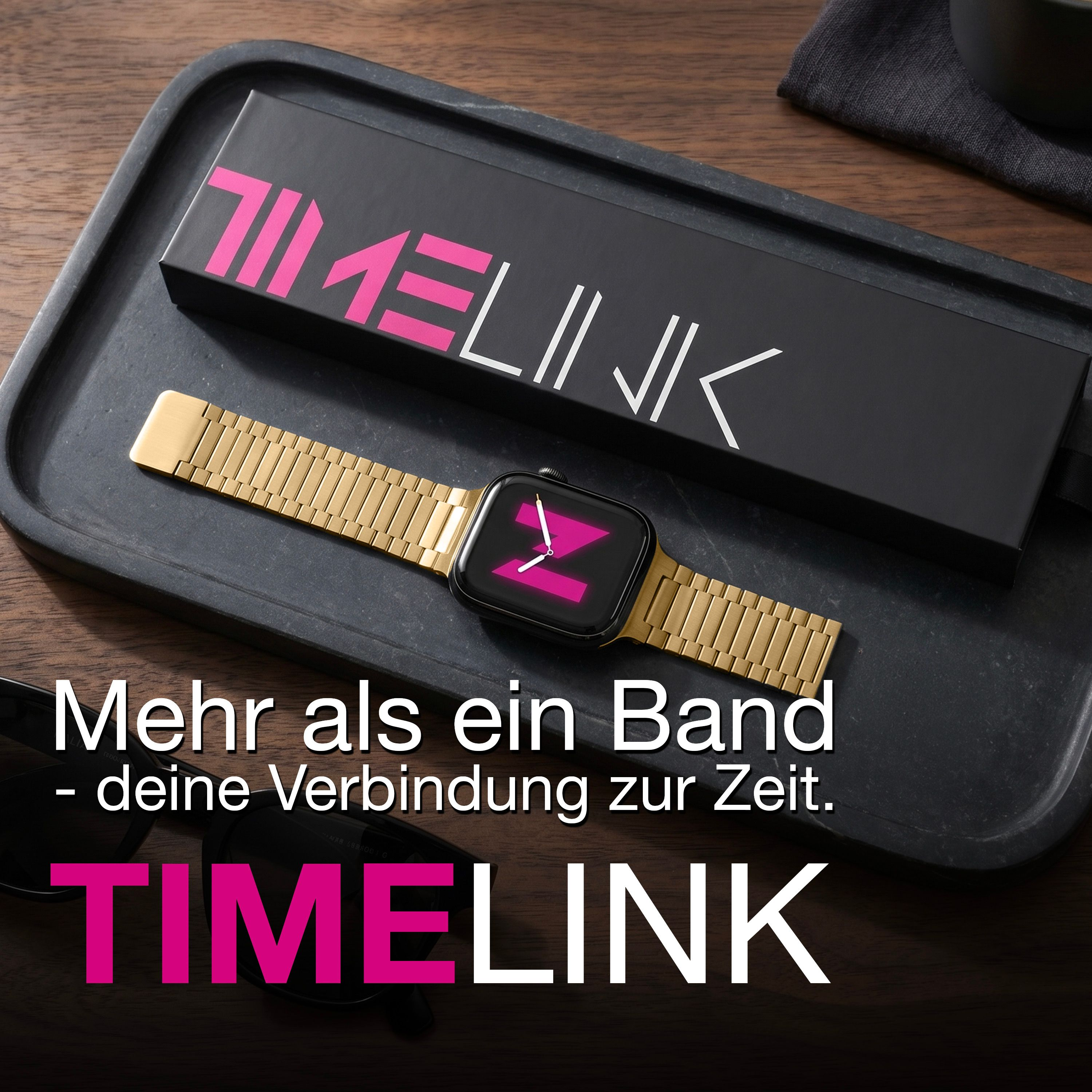 Eine goldene Uhr mit Armband und schwarzer Verpackung liegen auf einem Tablett.