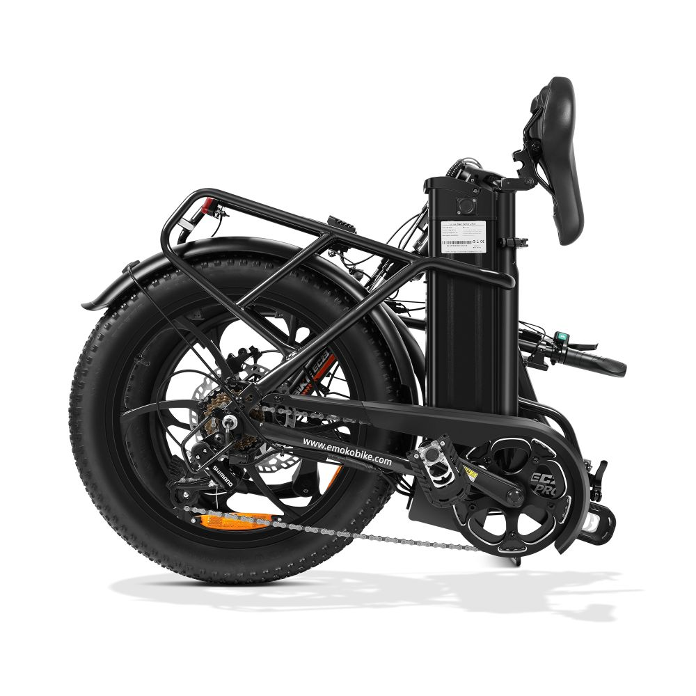Bicicletta elettrica nera con pneumatici larghi, portapacchi e pacco batteria, vista di lato.