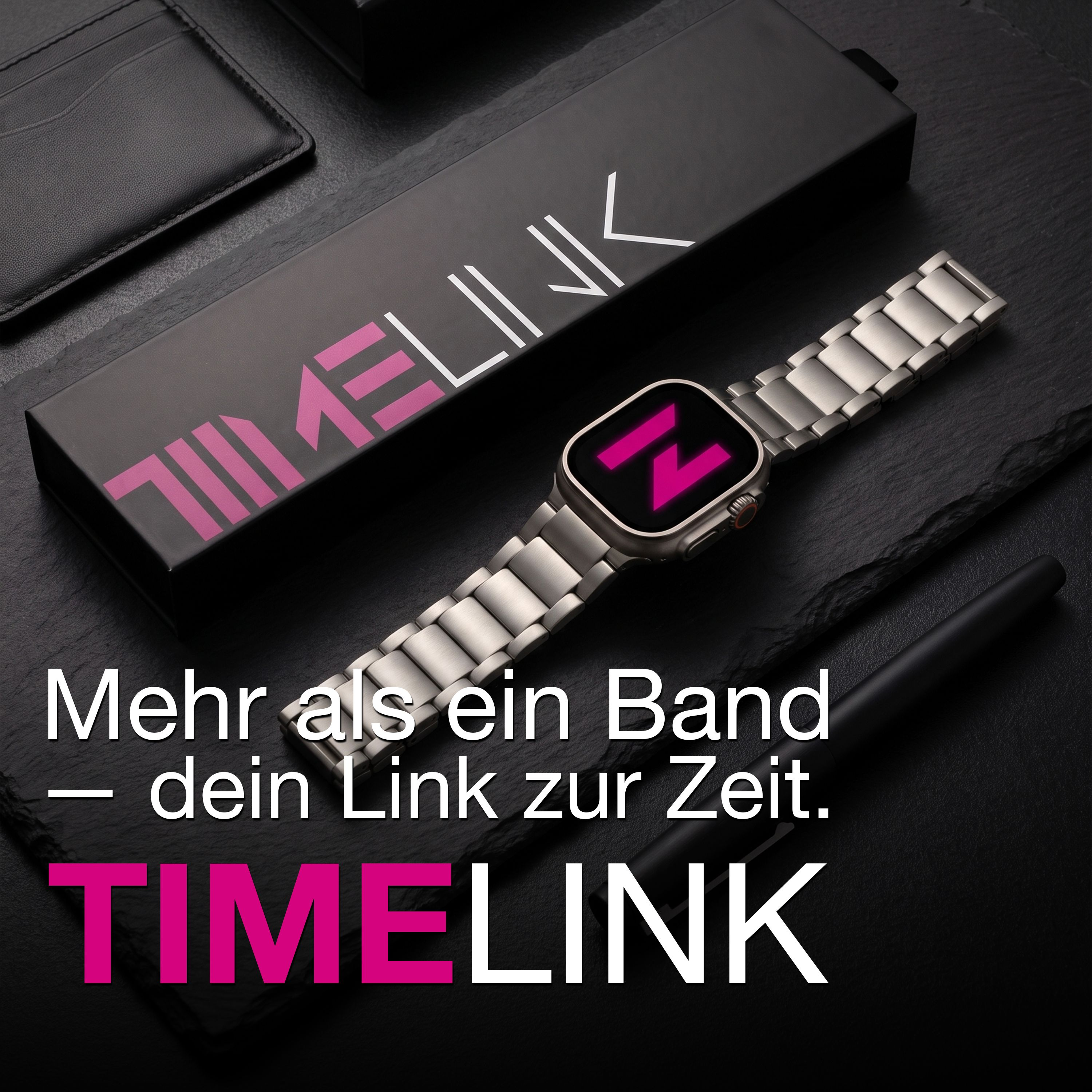 Smartwatch mit silbernem Armband und pinkem Logo neben schwarzer Verpackung.