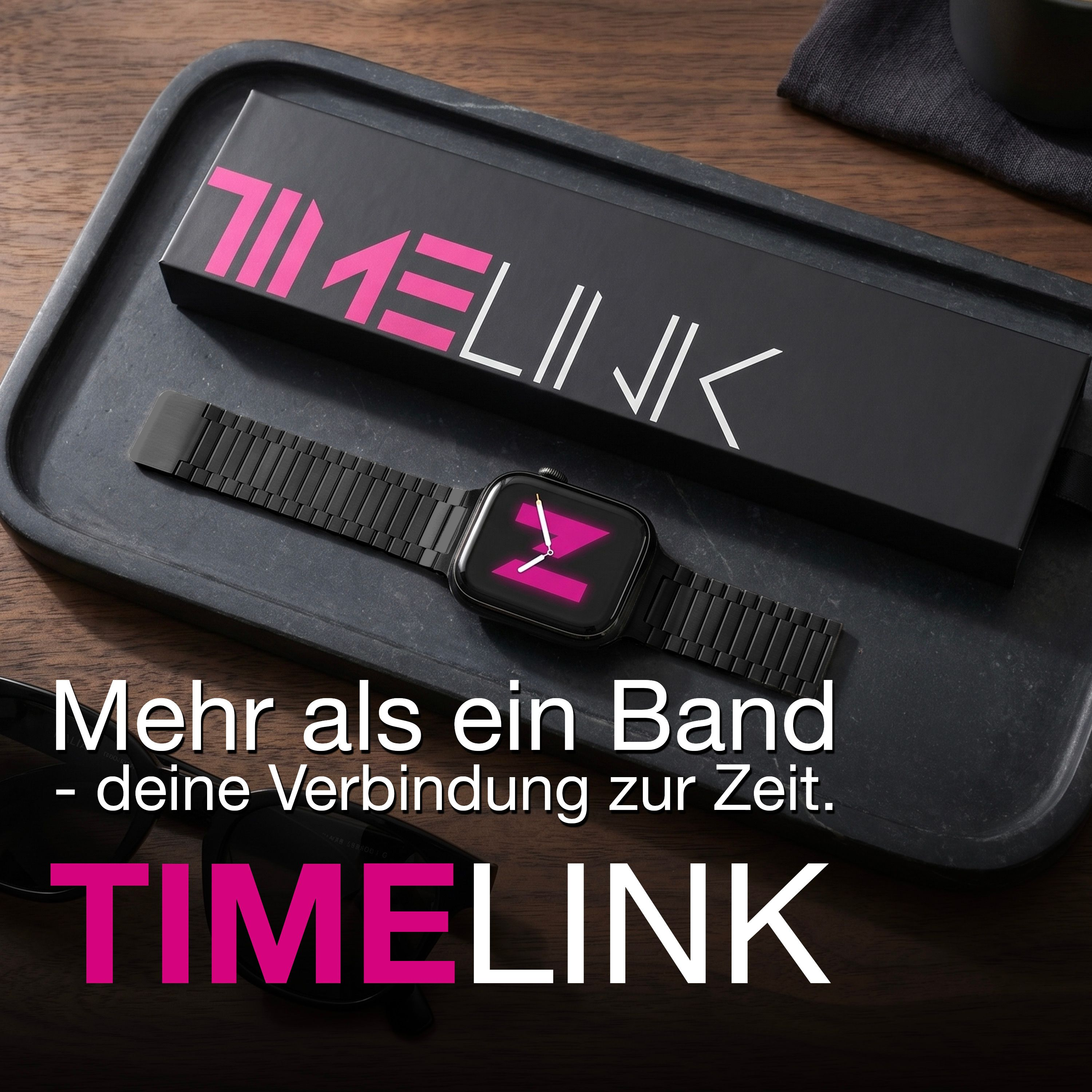 Schwarze Smartwatch mit pinkem Zifferblatt auf Ladebox.