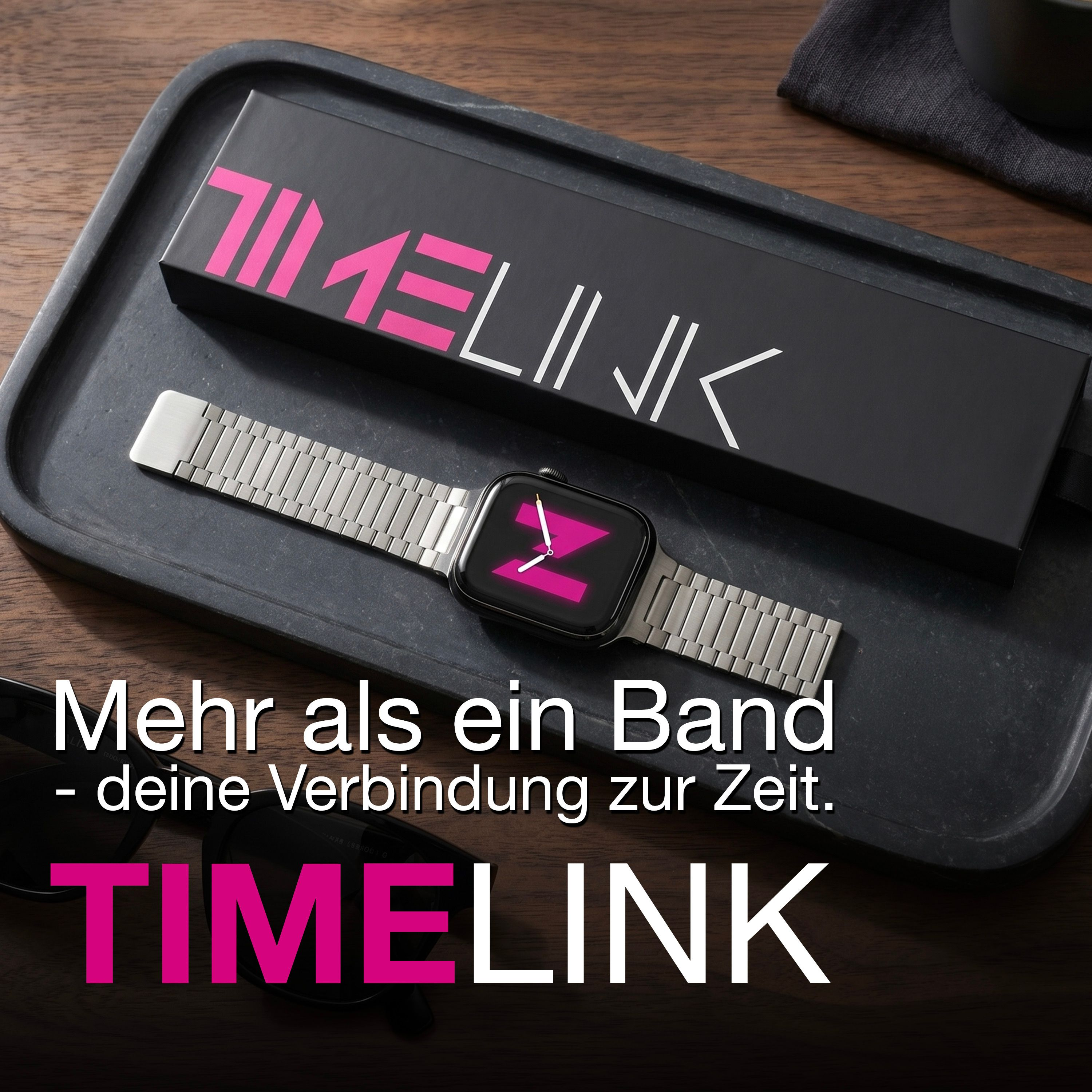 Eine schwarze Schale mit einer Smartwatch und Verpackung. Holzuntergrund.