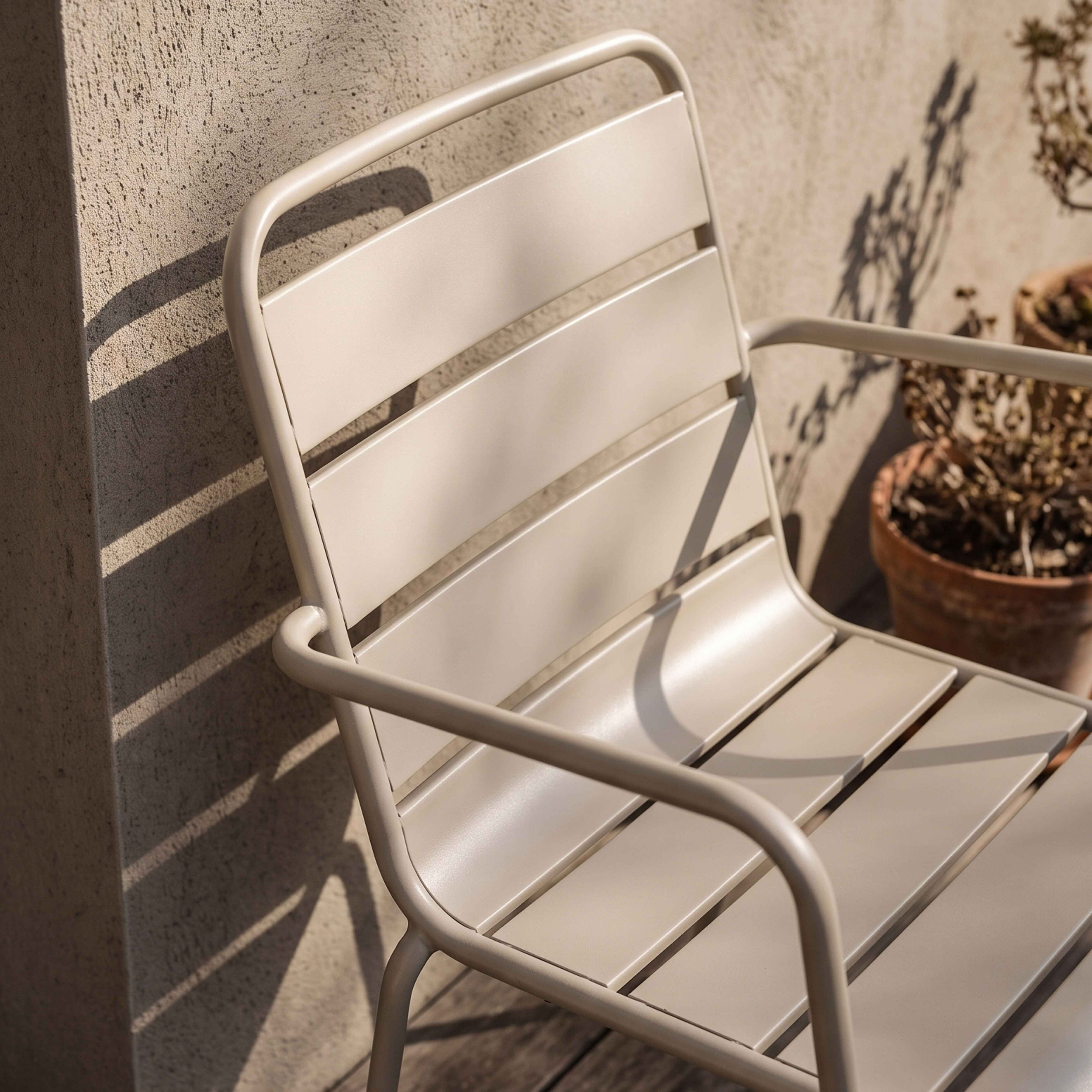Ein heller Stuhl mit Lamellen auf einer Holzterrasse, beleuchtet von Sonnenlicht.