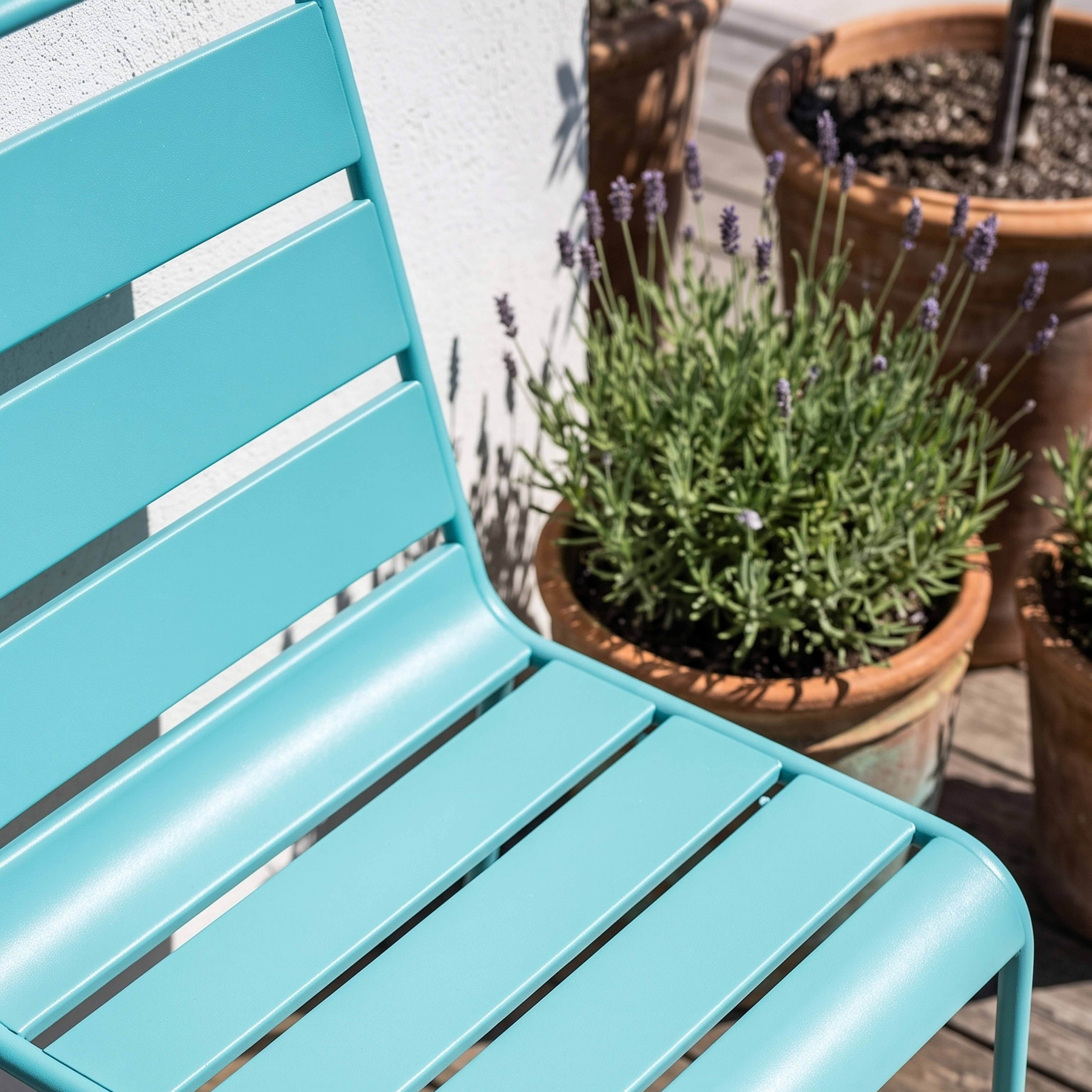 Türkiser Stuhl mit Lavendel in Töpfen im Freien.