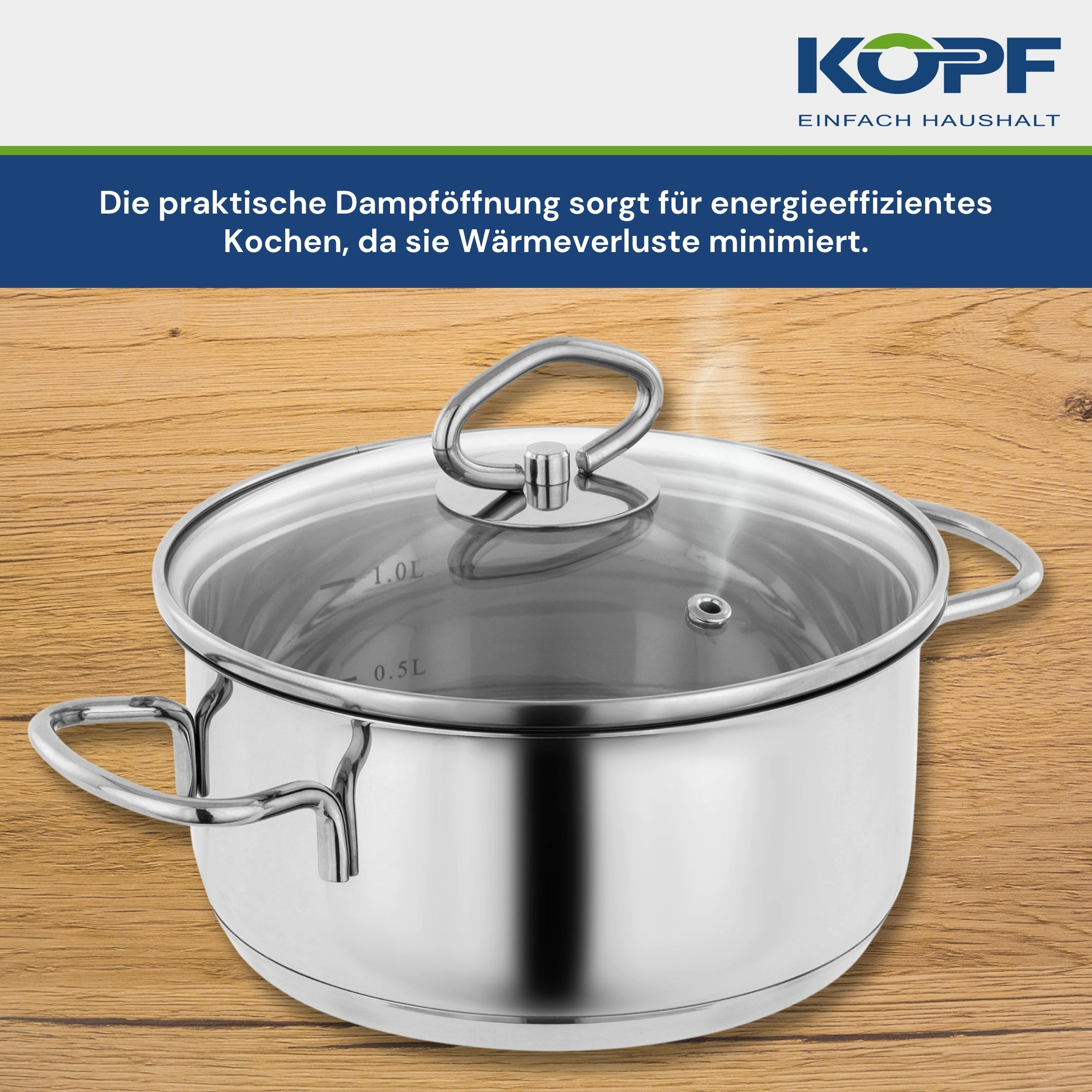 Ein silberner Kochtopf mit Glasdeckel steht auf einer Holzoberfläche.