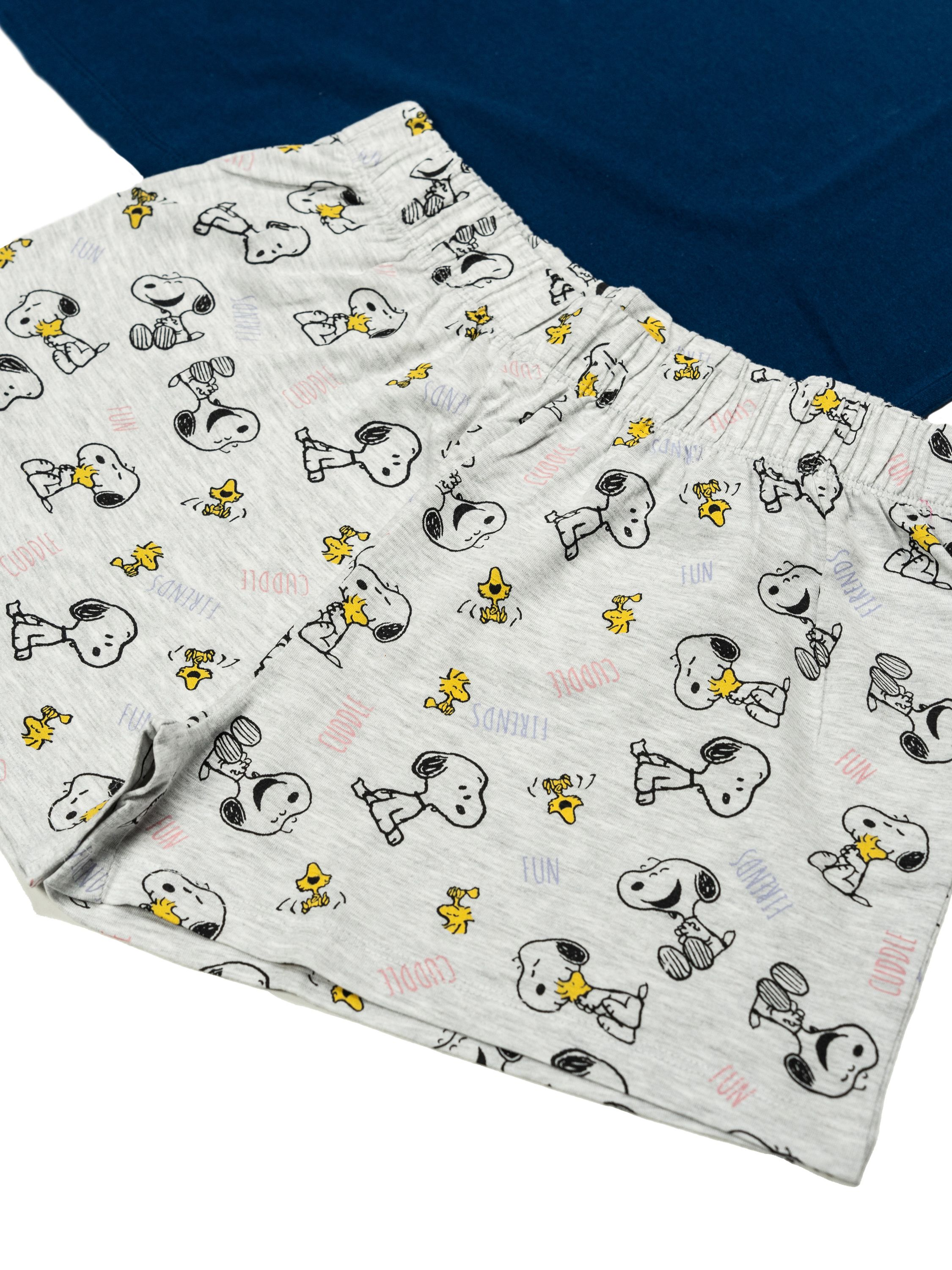 Graue Shorts mit Snoopy-Motiv und gelben Woodstock-Figuren. Dunkelblaues Oberteil.