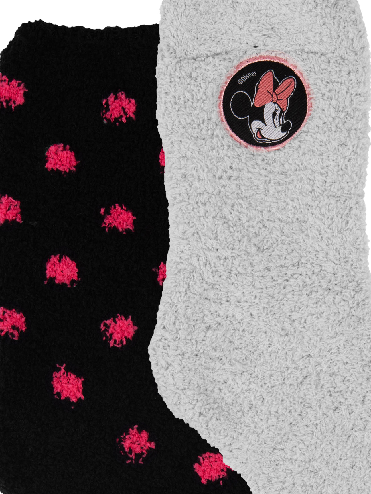 Graue Socke mit Minnie Maus Aufnäher und schwarze Socke mit pinken Punkten.