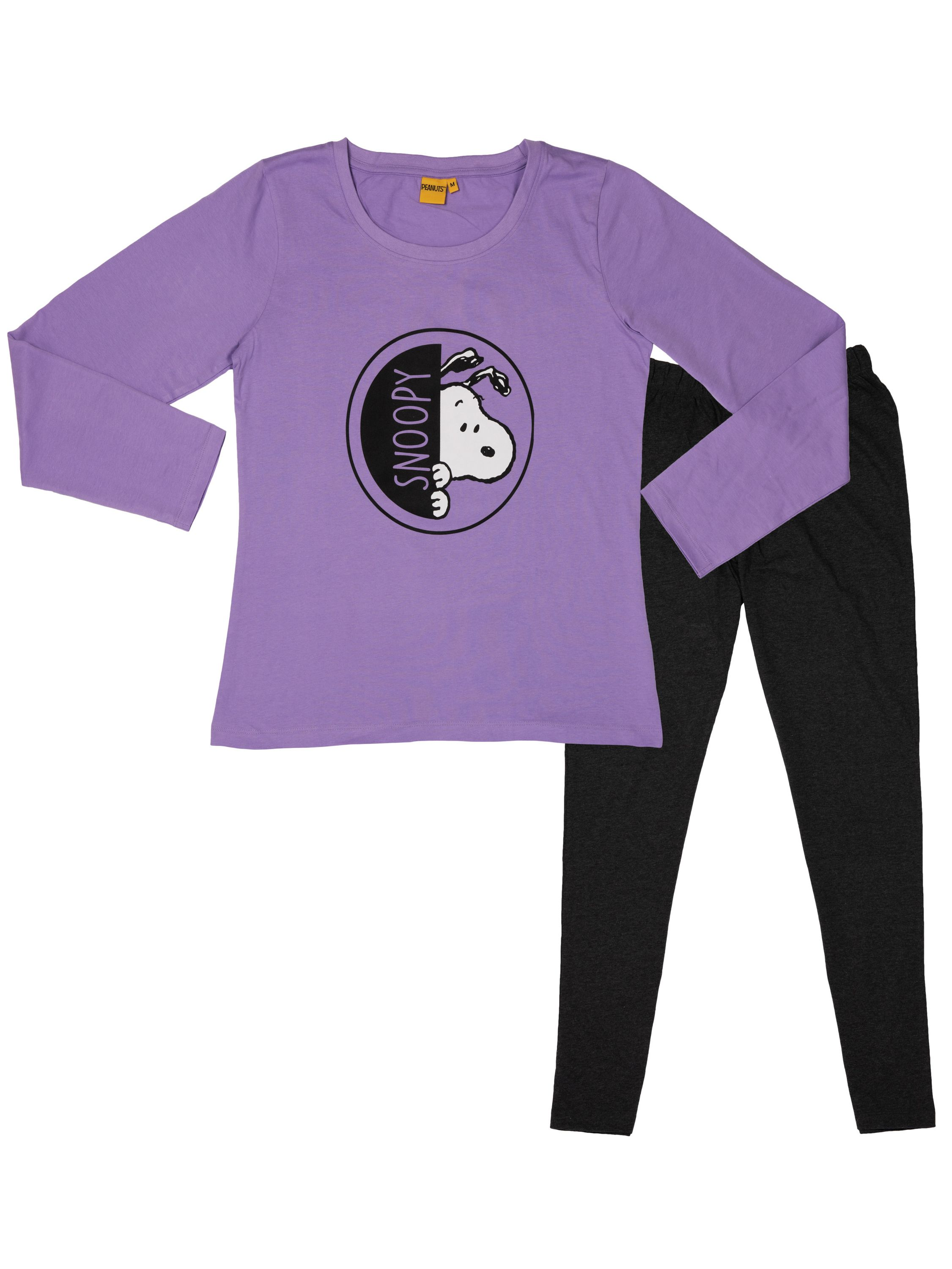Lila Langarmshirt mit Snoopy-Aufdruck und dunkler Hose.