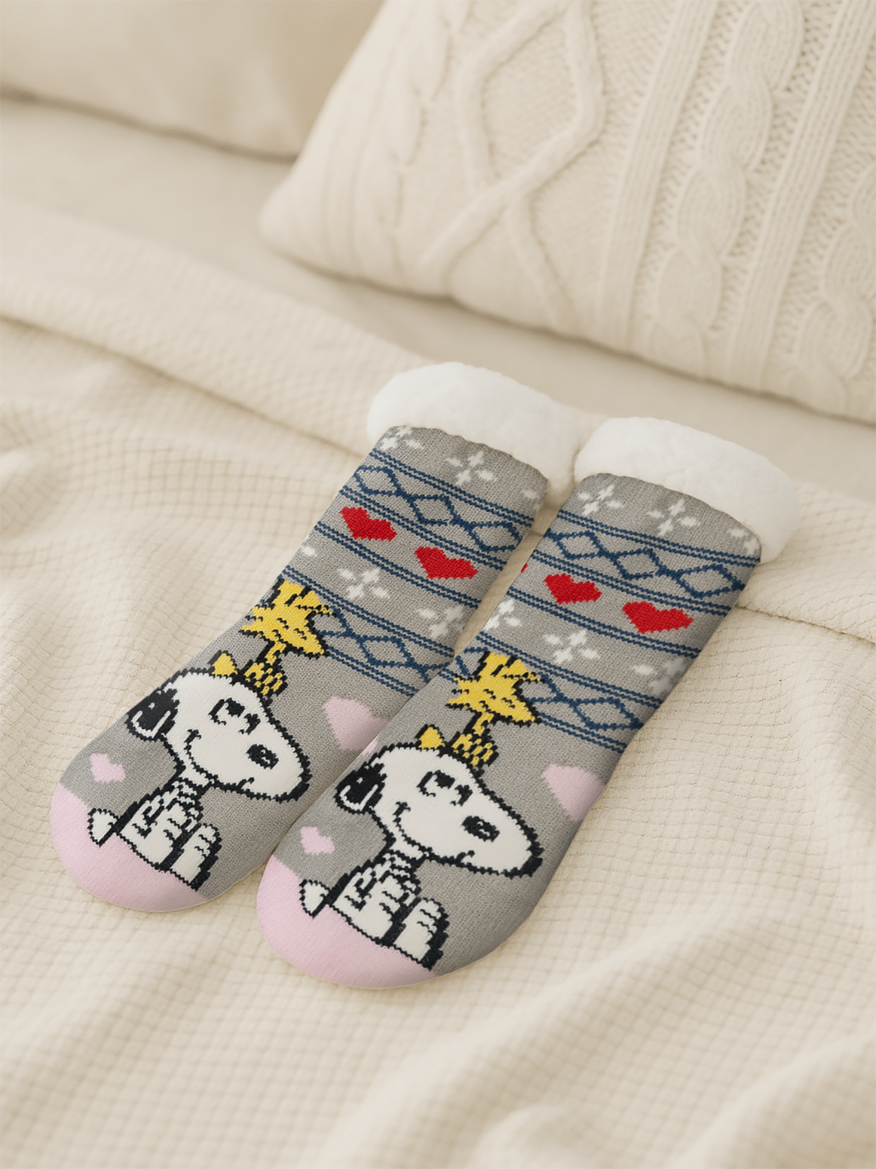 Graue Snoopy-Socken mit Herzen und Sternenmuster.