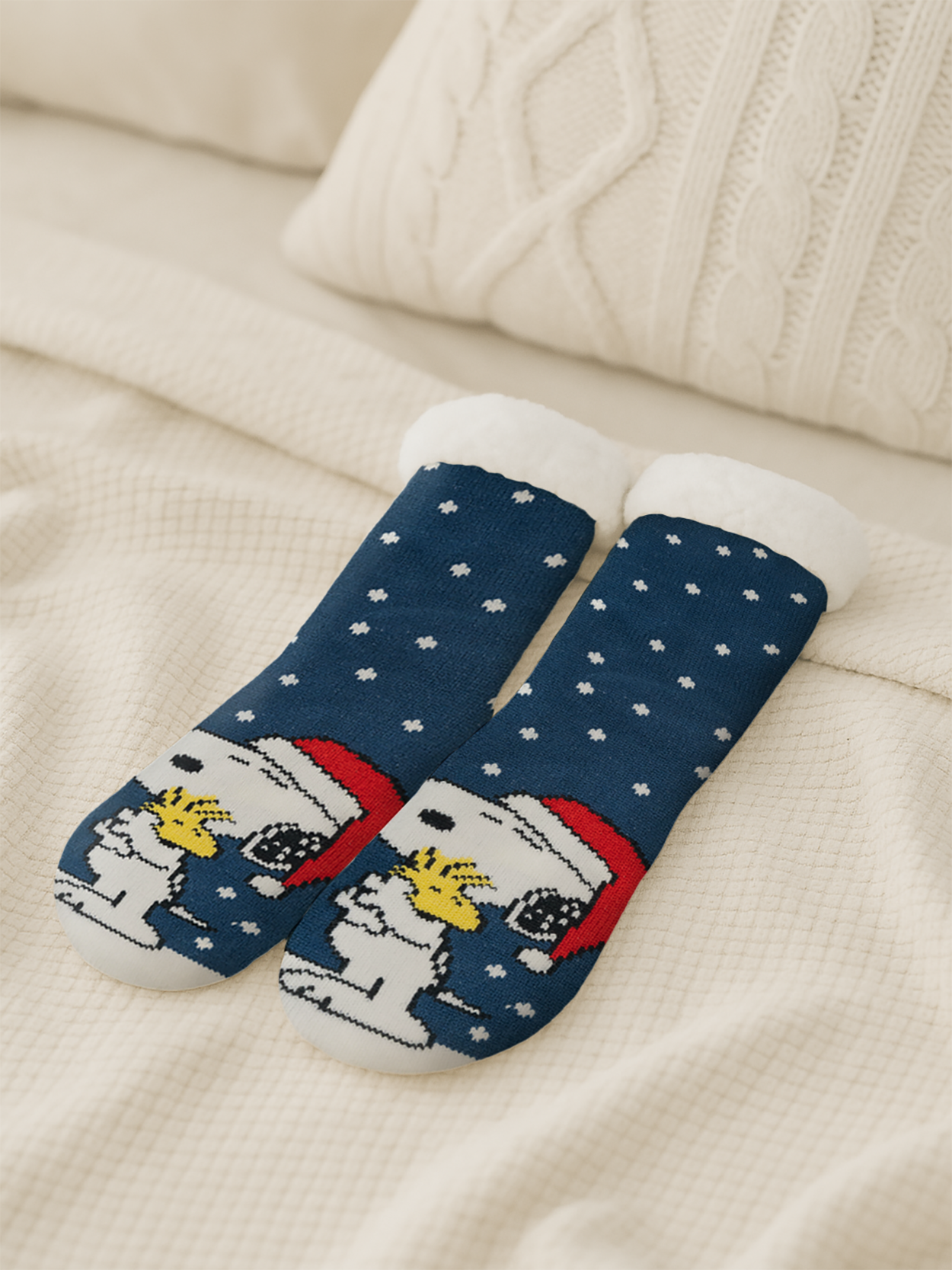 Dunkelblaue Socken mit Snoopy-Motiv und weißen Schneeflocken.