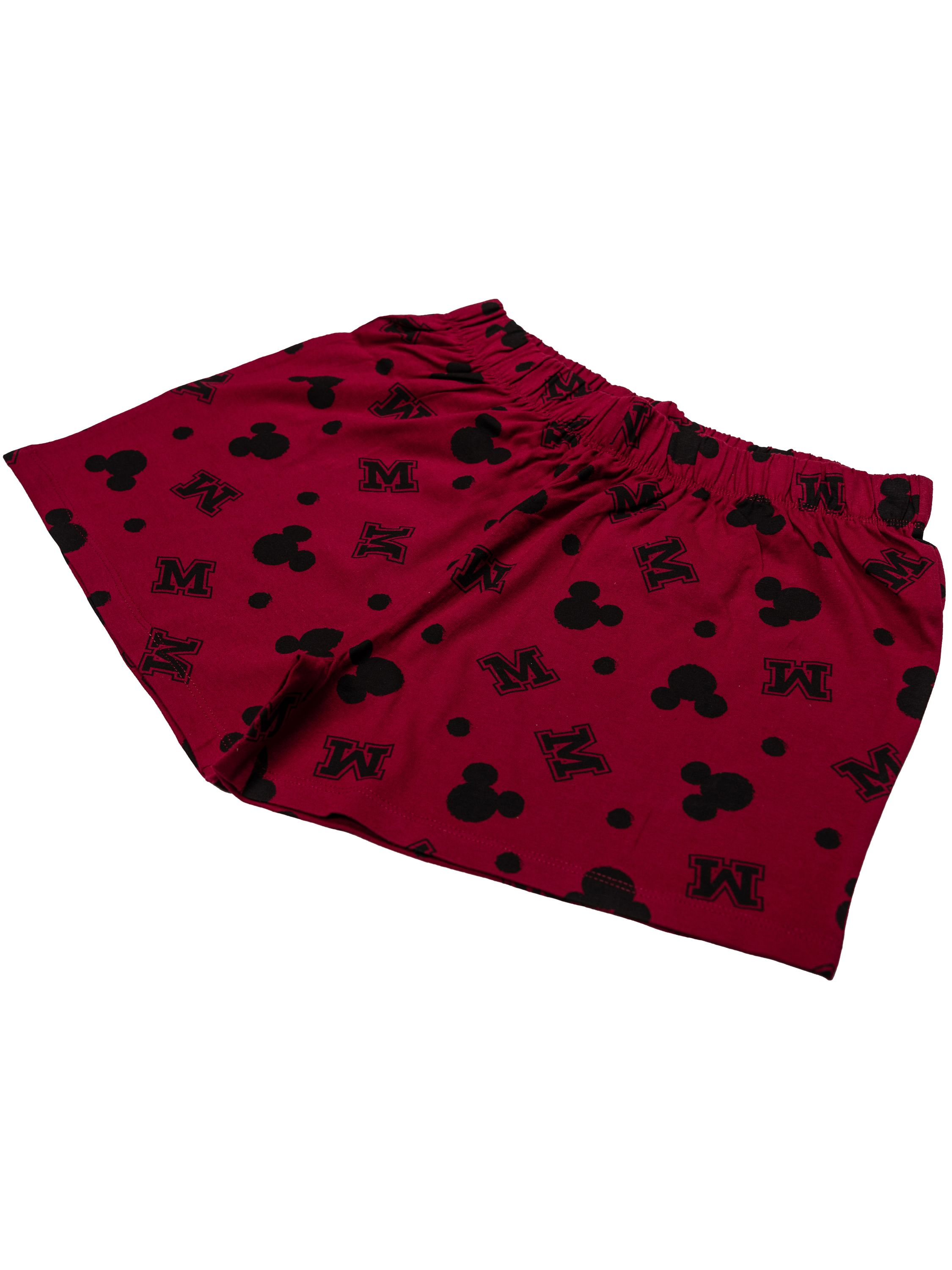 Eine rote Hose mit schwarzem Micky-Maus-Muster und "M"-Buchstaben.