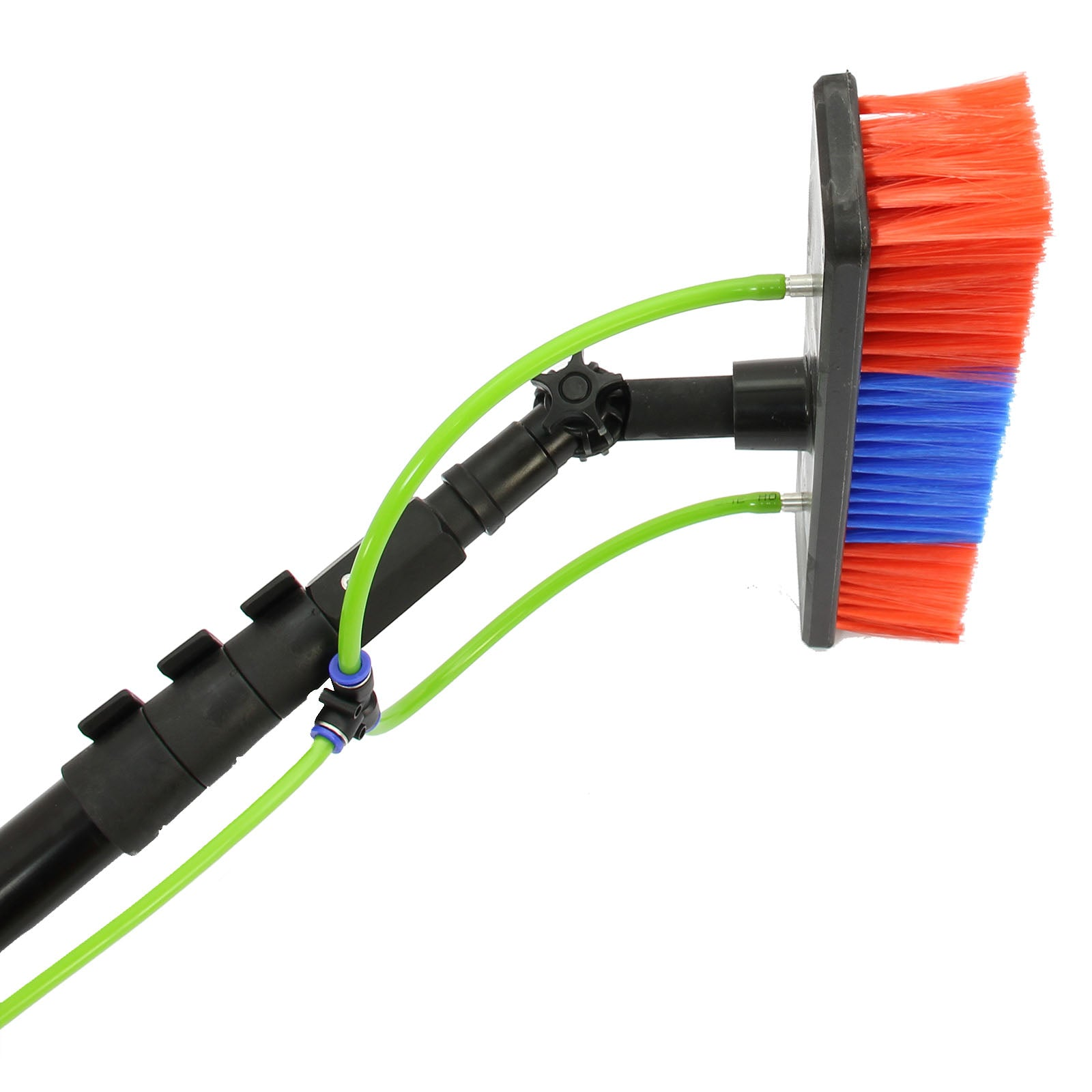 Un cepillo para limpiar ventanas con cerdas rojas y azules en un mango telescópico.