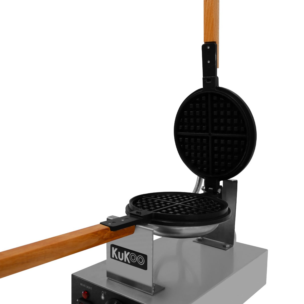 Una gofrera Kukoo con base plateada, placas negras y mango de madera.