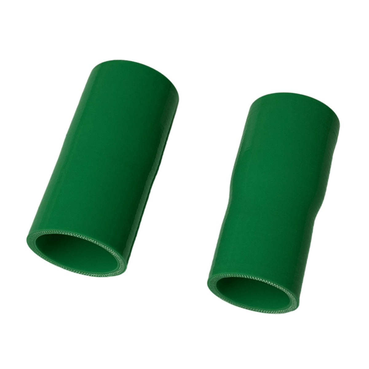 Dos mangueras de silicona verdes sobre fondo blanco.