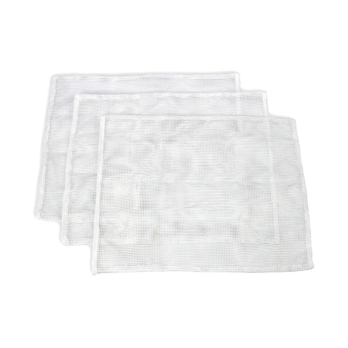 Tres bolsas de malla blancas, apiladas una encima de otra, sobre fondo blanco.