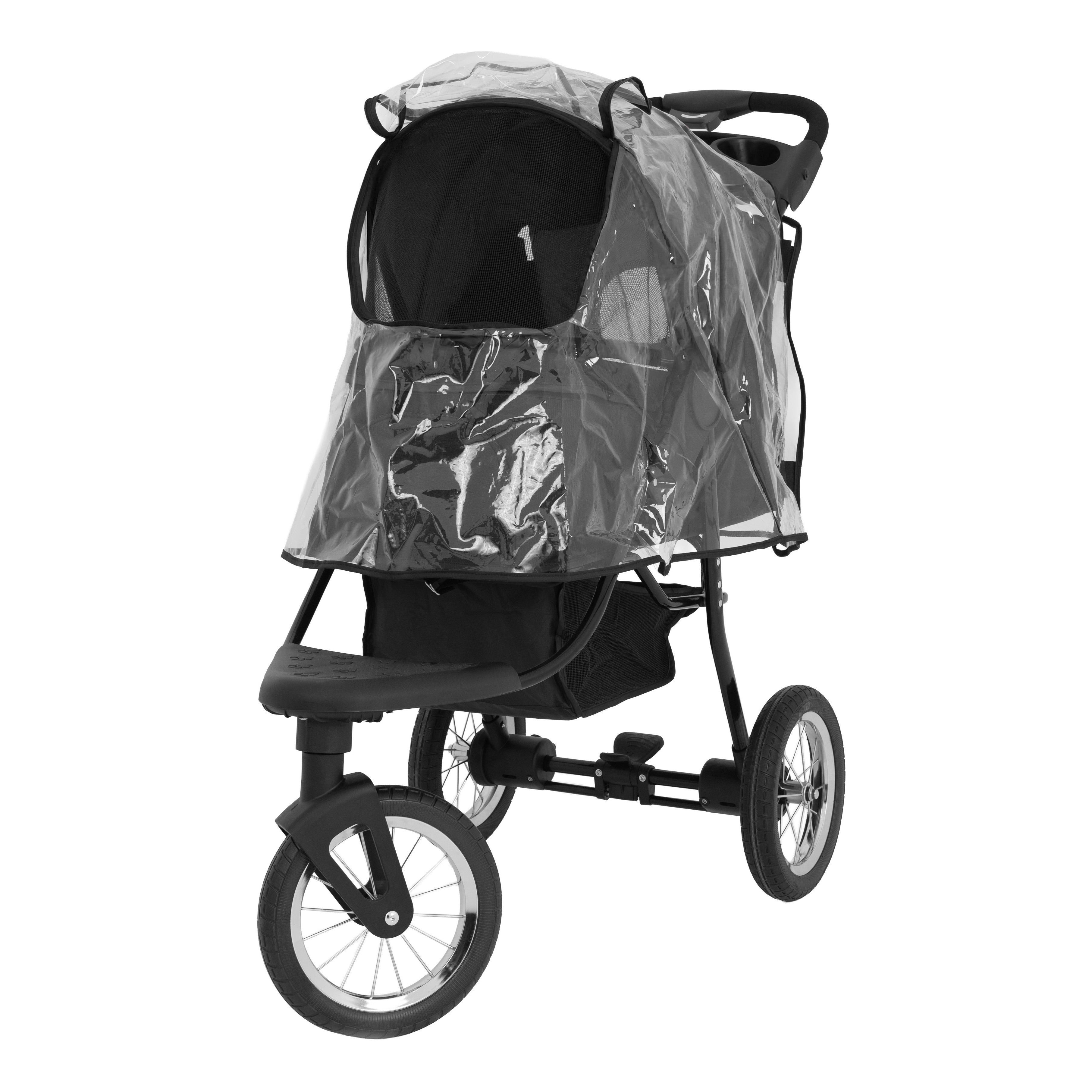 Cochecito negro con funda impermeable transparente y tres ruedas.