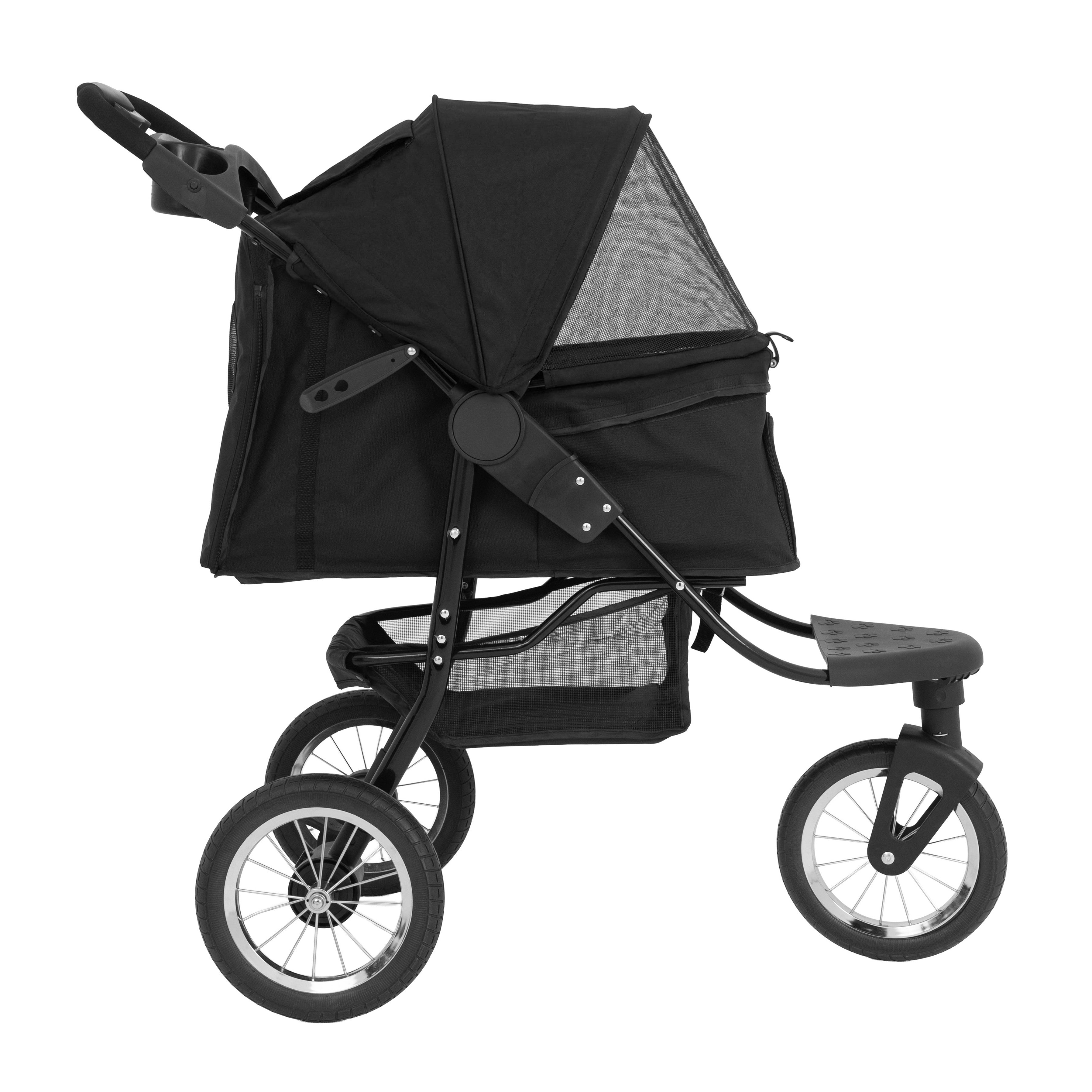 Cochecito negro con ventanas de malla, cesta de almacenamiento y plataforma.