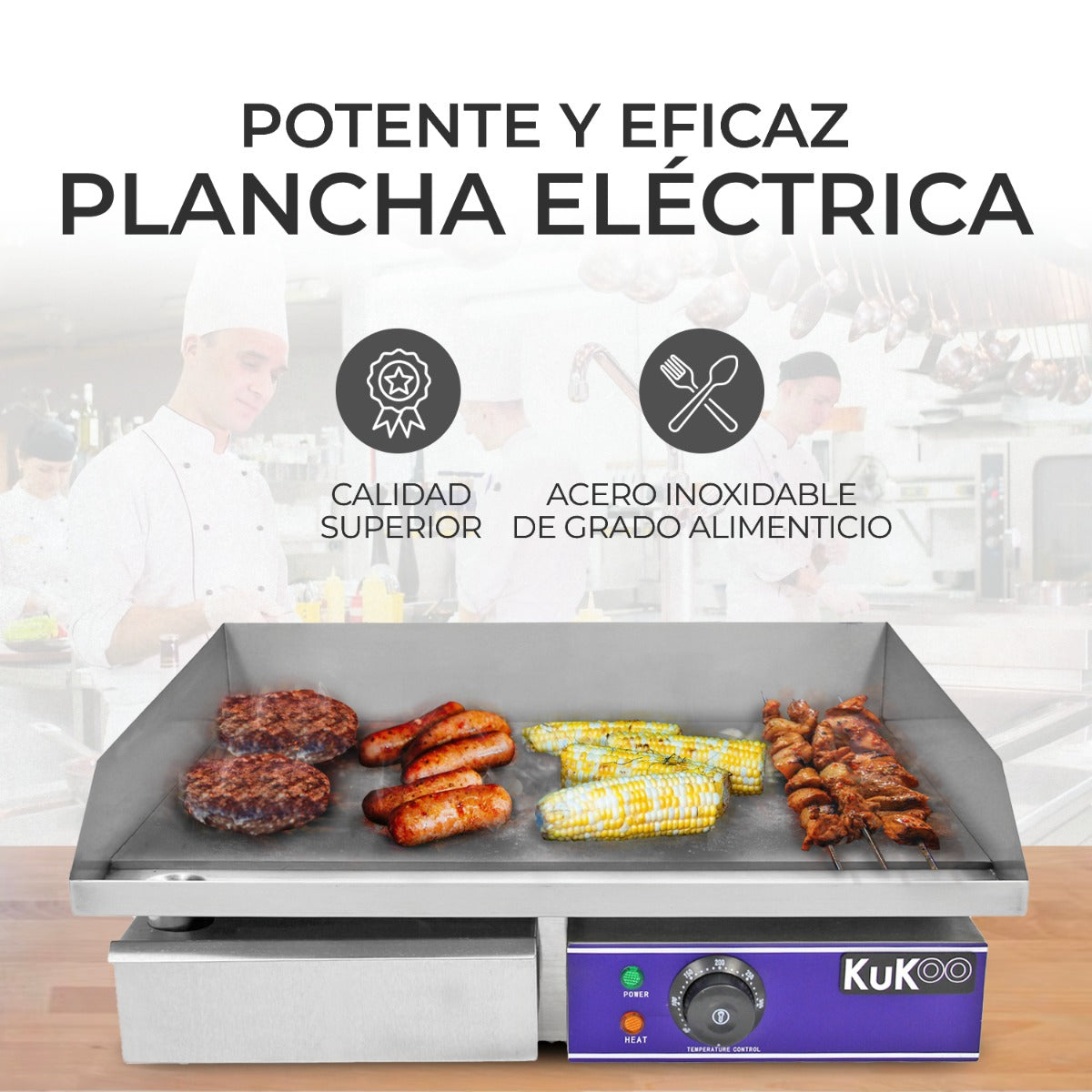 Una plancha eléctrica con hamburguesas, salchichas, mazorcas de maíz y brochetas.
