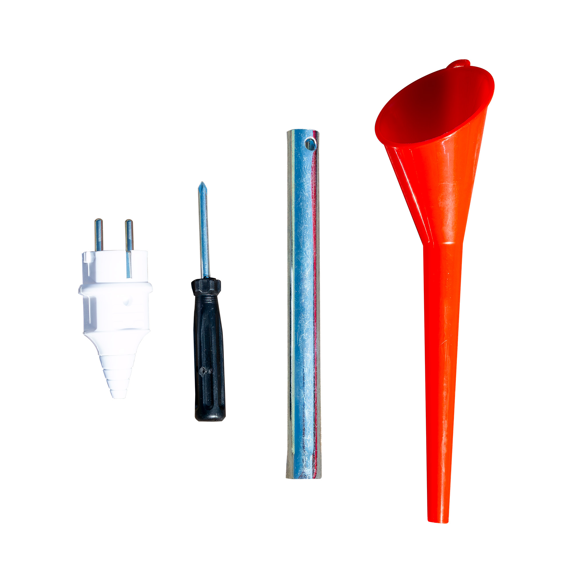 Un enchufe blanco, un destornillador, un tubo de metal y un embudo rojo yacen uno al lado del otro.