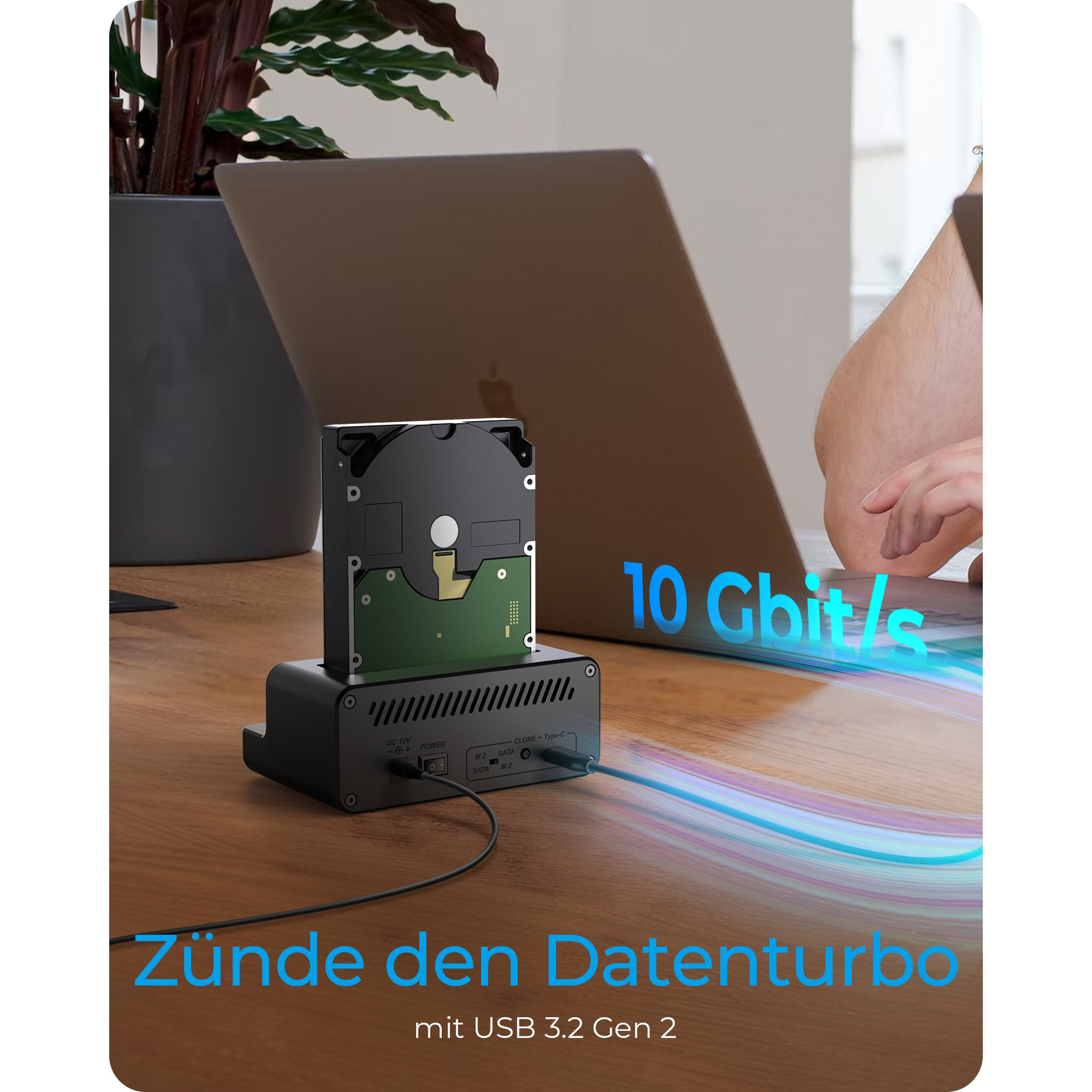 Disque dur dans station d'accueil, portable en arrière-plan, 10 Gbit/s.