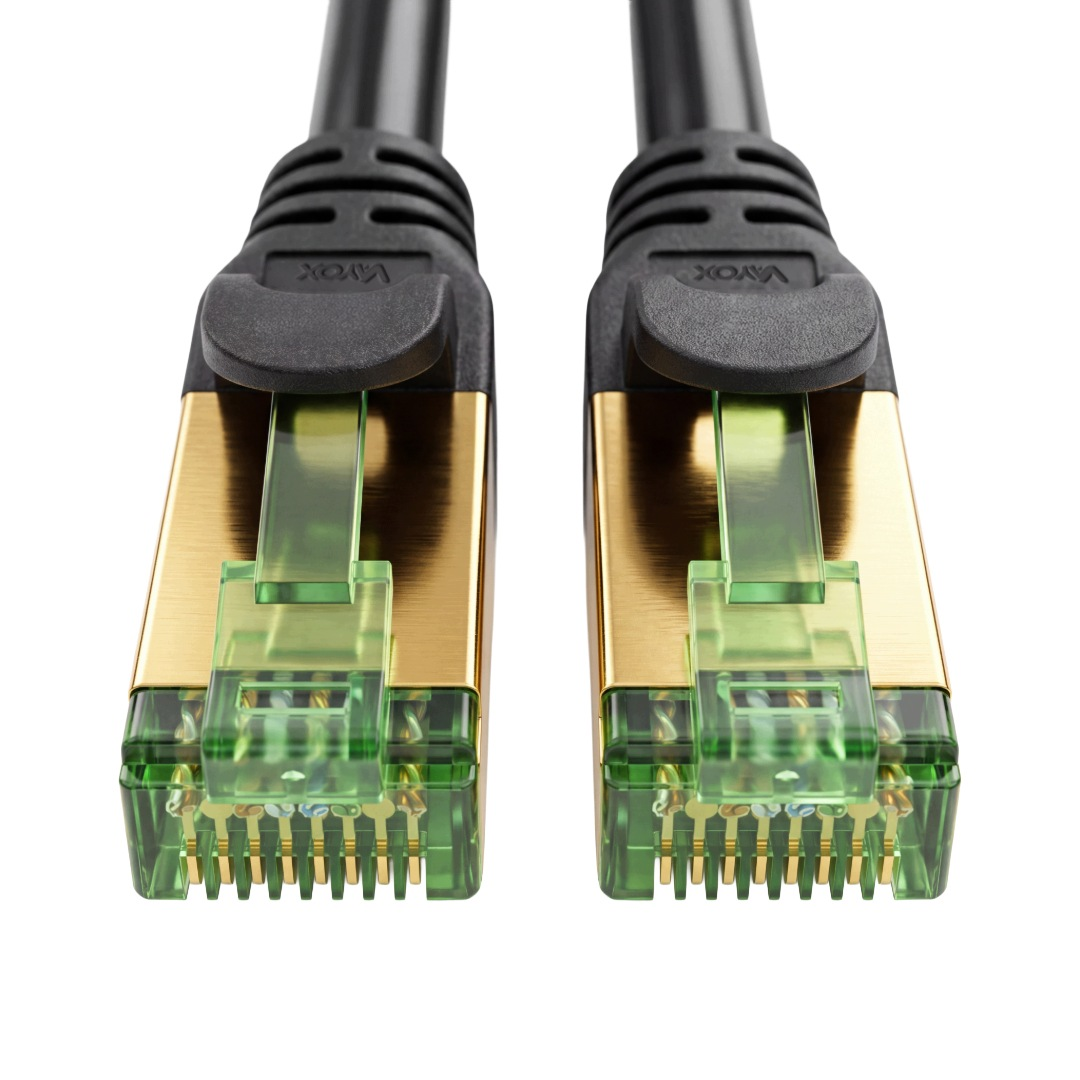 Dwa czarne kable Ethernet ze złotymi złączami i zielonymi, półprzezroczystymi klipsami.