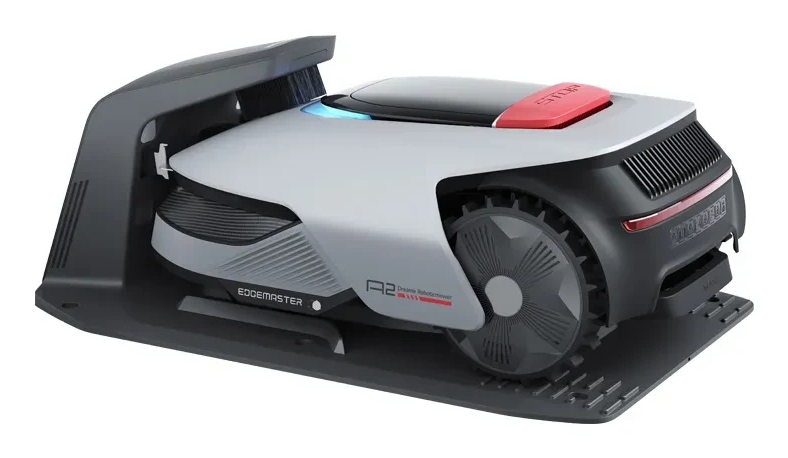 Un tosaerba robotico futuristico grigio e nero è sulla sua base di ricarica.