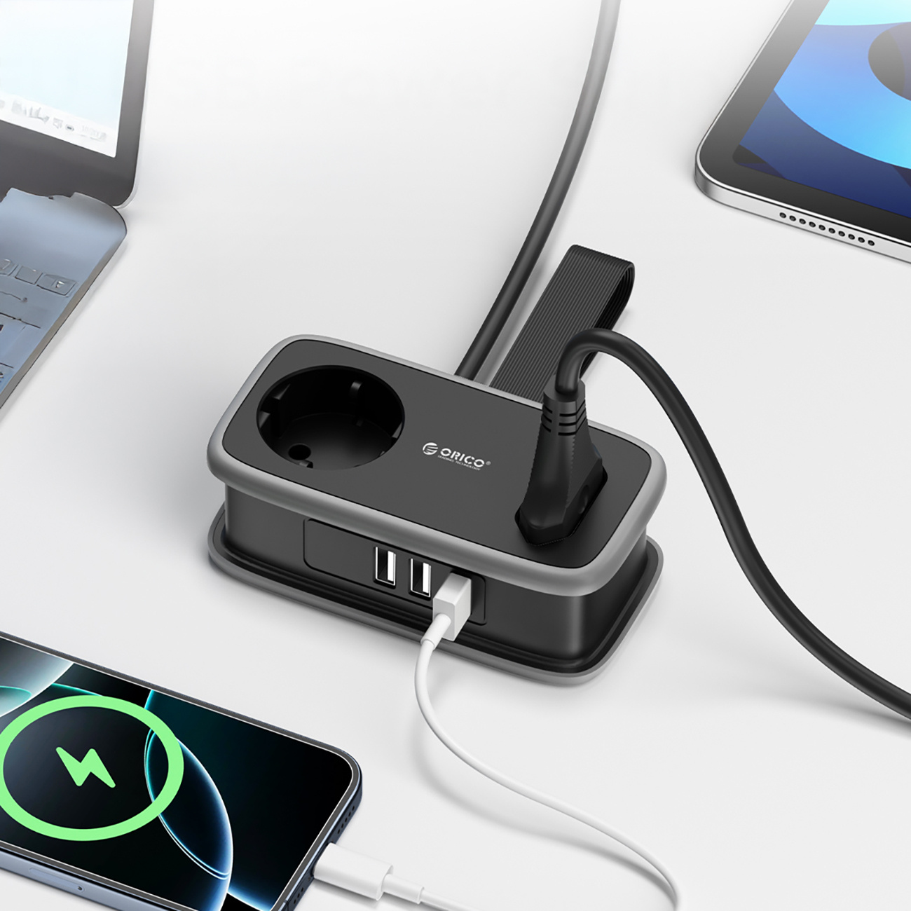 Czarna listwa zasilająca ORICO z portami USB, podłączona do smartfona, laptopa i tabletu.