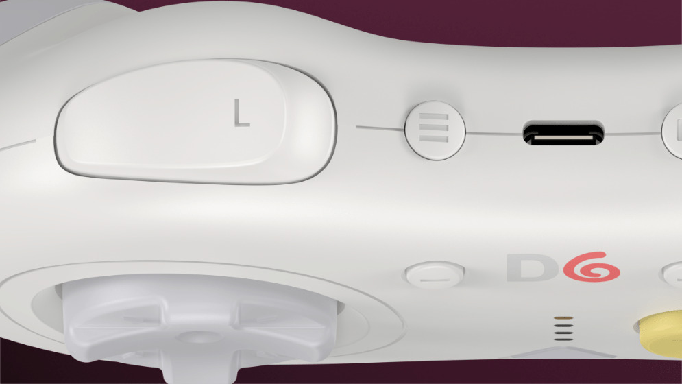 Biały kontroler do gier z bliska, przycisk L, USB-C, logo D6.