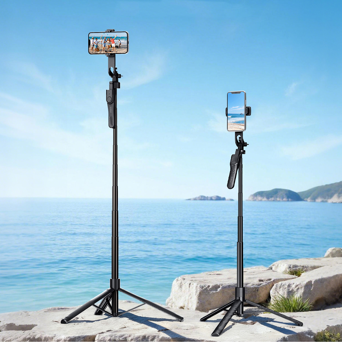 Dwa statywy z telefonami na plaży. Jeden pokazuje selfie grupowe, drugi scenę plażową.