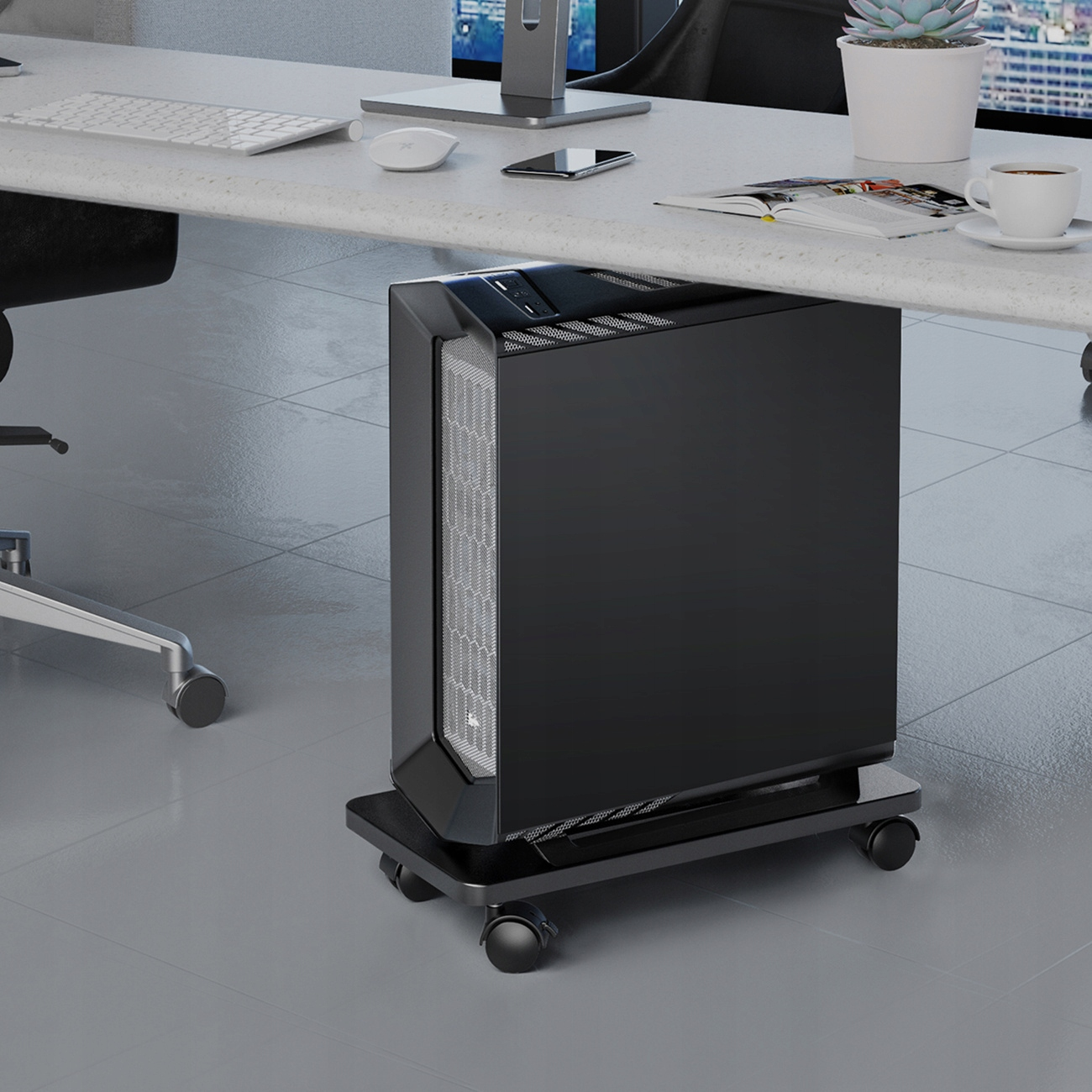 Schwarzer PC auf Rollen unter einem Schreibtisch mit Tastatur und Maus.
