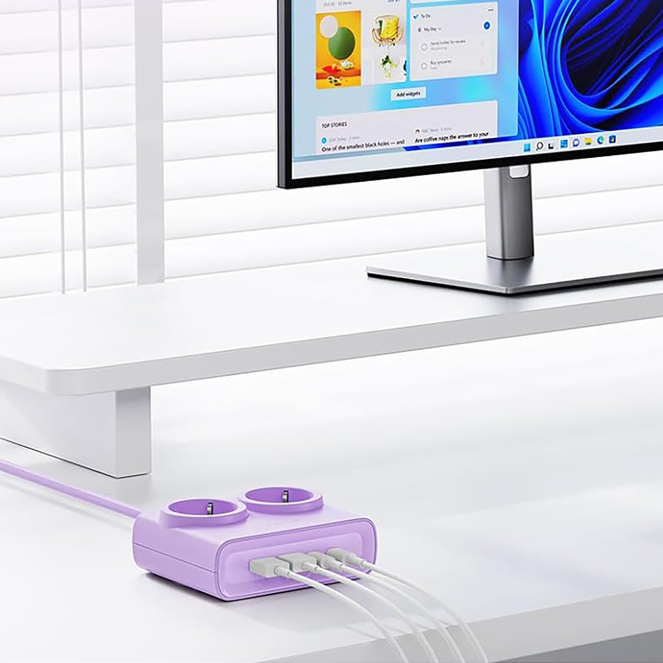 Fioletowa listwa zasilająca z dwoma gniazdami i trzema portami USB.