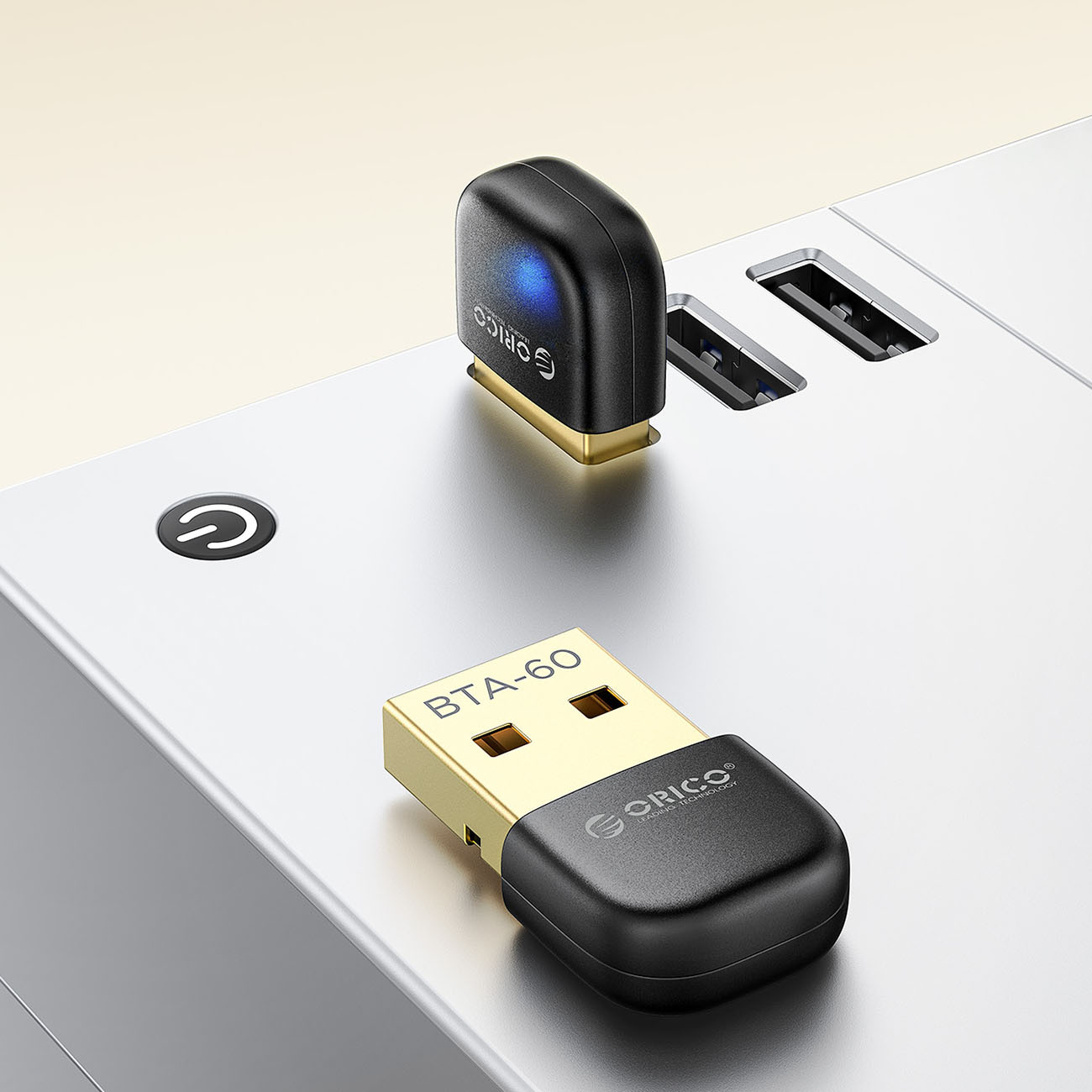 Dwa czarne klucze USB ze złotymi złączami na srebrnym urządzeniu.