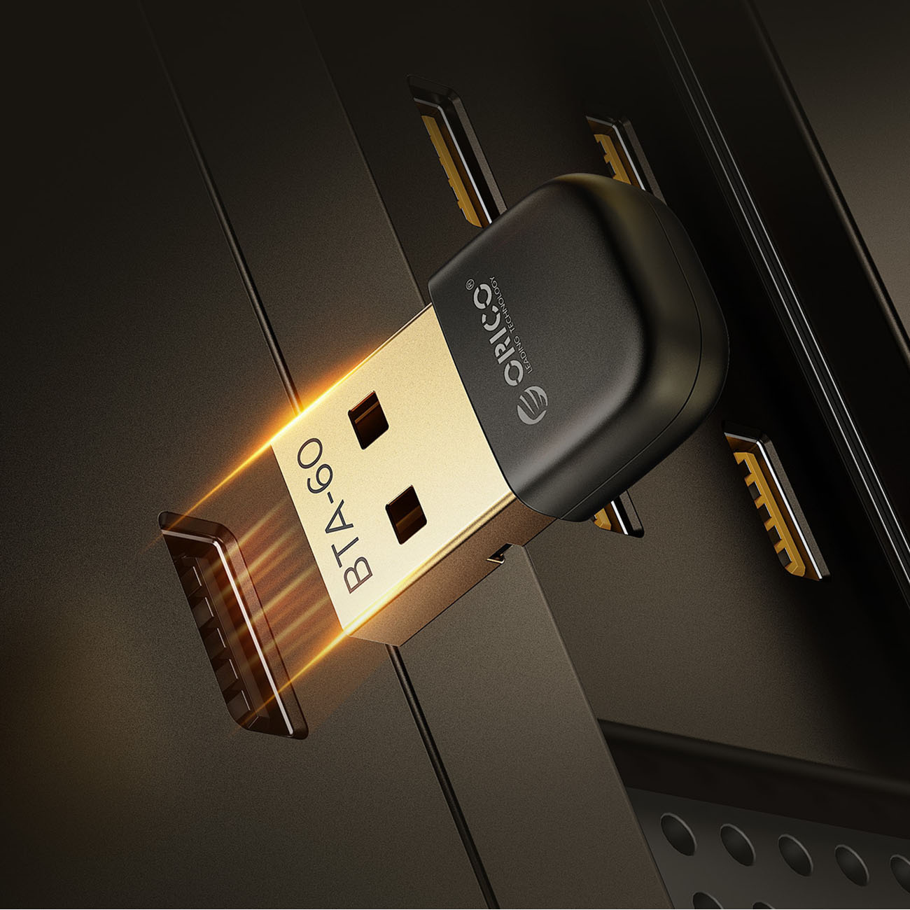 Złoty adapter USB z napisem BTA-60 jest podłączony do czarnego urządzenia.